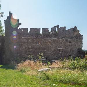 Viveroles-Chateau/Binnenzijde chateau naast toegangspoort.jpg